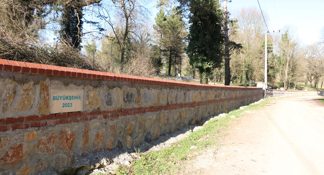 Büyükşehir'den mezarlıklara  binlerce metre taş duvar ve tel çit