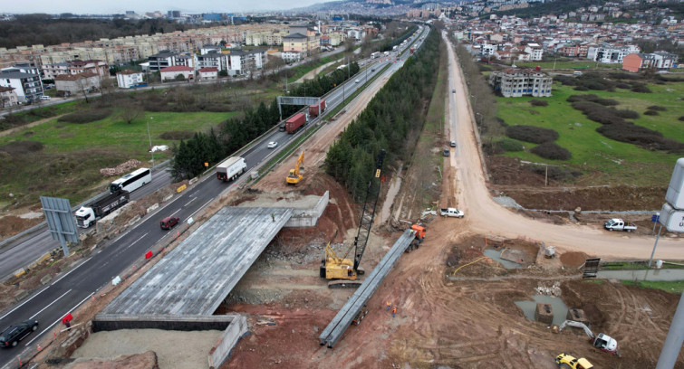 TEM üzerindeki köprünün kiriş montajı başladı