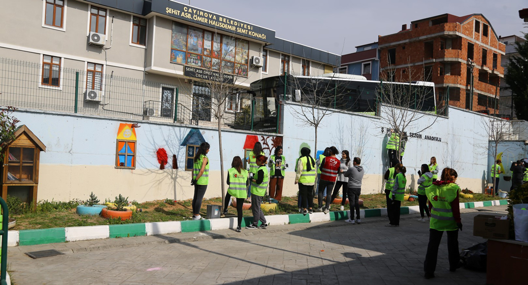  Kocaeli Gönüllüleri anaokulu duvarlarını boyadı