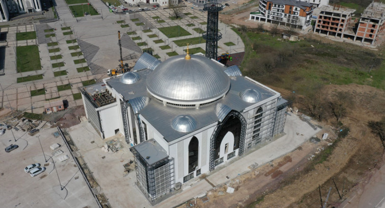 Kartepe Kent Meydanı Camii'ne çelik minare