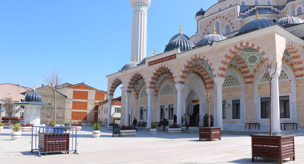 Büyükşehir'den Paşa Cami meydanına estetik dokunuş